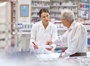 Jakie dane może uzupełnić farmaceuta na recepcie? (fot. shutterstock.com)