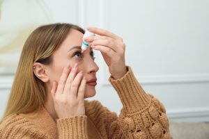 Wydanie kropli ocznych o niższym stężeniu (fot. shutterstock.com)