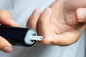 Czy zapis dawkowania "5 x dziennie 1 nie określono" jest prawidłowy? (źródło: shutterstock.com)