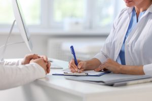 Niewymiarowe recepty papierowe - co z refundacją? (źródło: shutterstock.com)